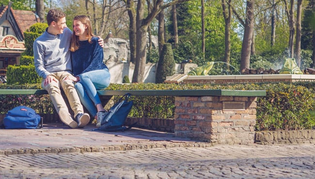 Verliefd stelletje op bankje op het Herautenplein.
