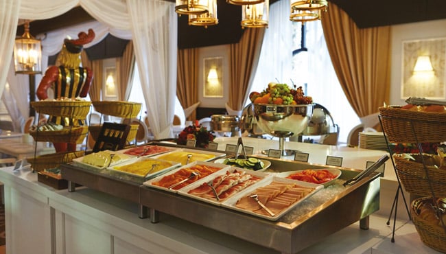 Ontbijtbuffet in het Efteling Hotel.