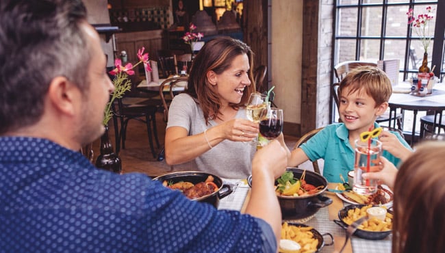 Gezin dineert in vakantiepark Efteling Bosrijk